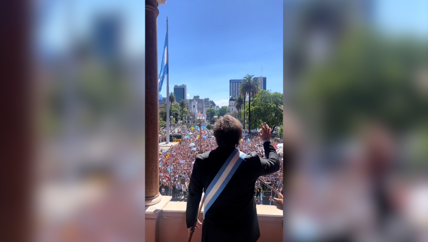 Javier Milei diventa presidente dell’Argentina, acclamato dalla folla