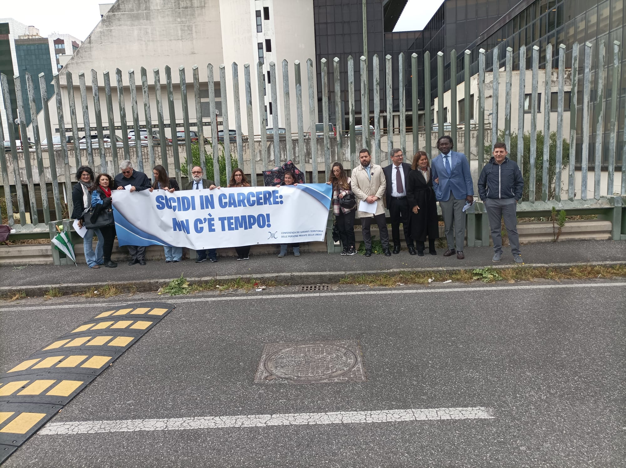 Suicidi in carcere, la protesta dei garanti dei detenuti a Napoli: “Servono interventi urgenti”