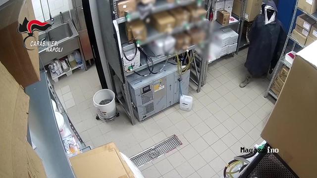 Sgominata la banda del buco a Napoli, 6 persone in arresto: il video del colpo a KFC e il piano per rapinare poste e tabaccheria